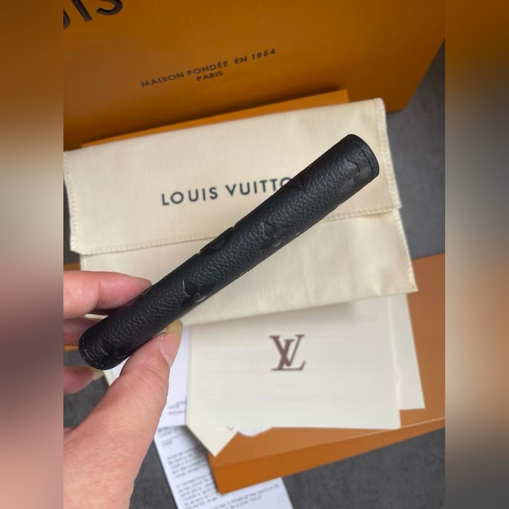 Louis Vuitton Passport Cover - Picture 6 of 11